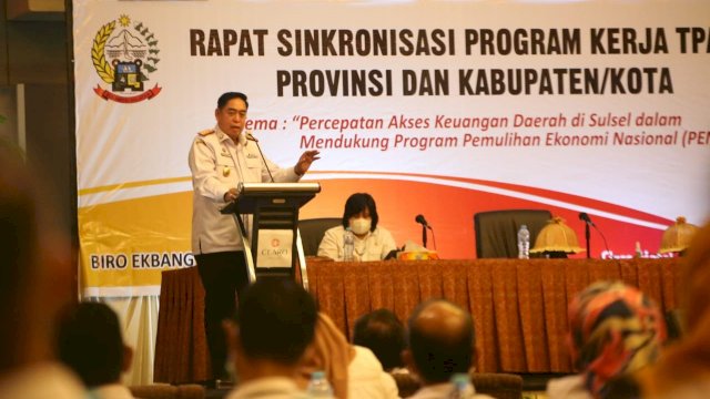 Sekprov Sulsel Abdul Hayat Gani, membuka Rapat Sinkronisasi Program Kerja TPKAD Provinsi dan Kabupaten dan Kota, di Hotel Claro Makassar, Rabu (03/03/2021). 