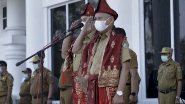 Bupati Asahan Haji Surya, mempimpin Apel Gabungan Lingkup Pemkab Asahan, Senin (o1/03/2021).