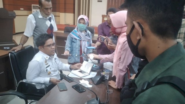 Kepala Dinas Kominfo Sultra Ridwan Badallah saat diwawancarai awak media pasca RDP di Kantor DPRD Sultra. Foto: Akbar Tanjung)