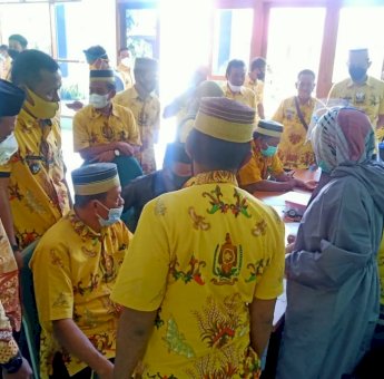 Buktikan Kepada Masyarakat, Kepala Desa di Soppeng Jalani Vaksinasi