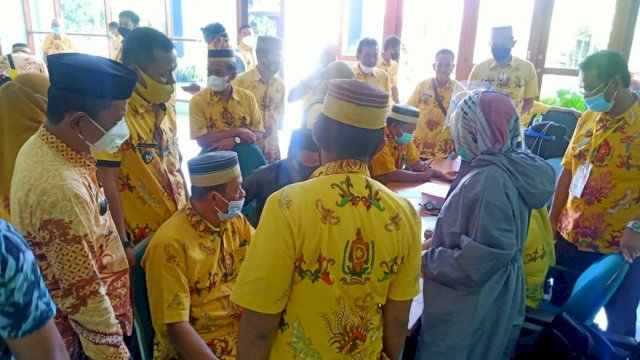 Puluhan Kepala Desa di Kabupaten Soppeng mengikuti Vaksinasi, Kamis (04/03/2021).