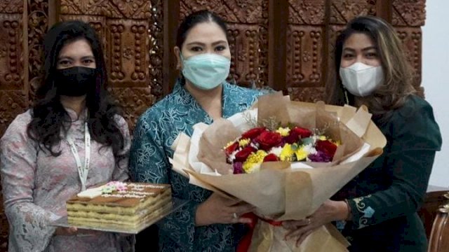 Isteri Gubernur yang juga Ketua PKK Sulawesi Tenggara, Agista Ariany (tengah), bersama pihak manajemen Claro Kendari. Foto: istimewa