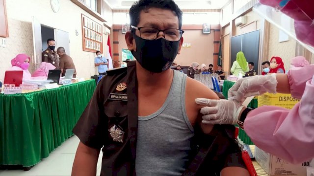 Salah satu Pegawai di Kejaksaan Negeri Sinjai dilakukan vaksinasi Sinovac, Rabu (10/03/2021).
