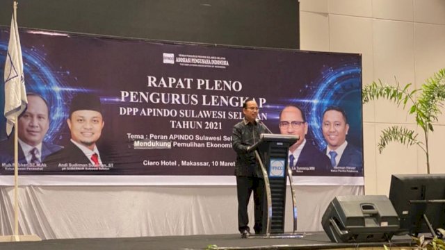 Ketua DPP Apindo Sulsel, La Tunreng, memberikan sambutan saat Rapat Pleno Pengurus Lengkap DPP Apindo Sulsel, Rabu (10/03/2021).