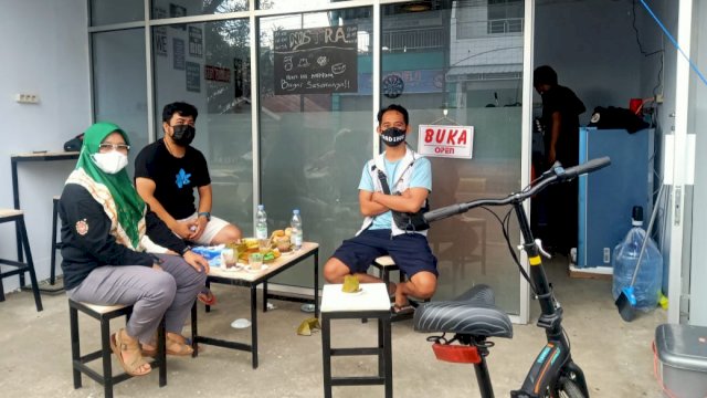 Beberapa Pengunjung yang tengah asyik berbincang di Nostar Coffee Watansoppeng, Kabupaten Soppeng, Kamis (11/03/2021).