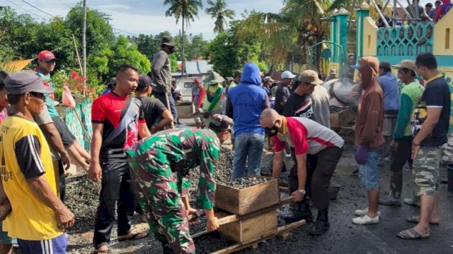 Aparat TNI/Polri dan Masyarakat bergotong royong untuk menambah luas Masjid Muhlisin Lappamaluang yang terletak di Desa Pattojo, Kecamatan Liliriaja, Kabupaten Soppeng, Kamis (11/03/2021).