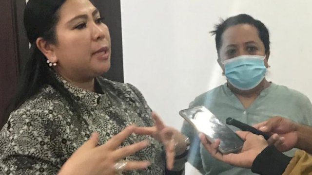 Ketua KONI Sultra Agista Ariany saat diwawancarai awak media. Foto: Akbar Tanjung