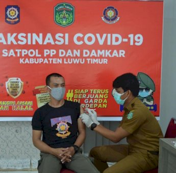 Cegah Penyebaran Covid-19, Anggota Satpol PP dan Damkar Luwu Timur Ikuti Vaksinasi Tahap Pertama