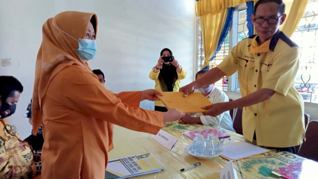 Andi Kartini Ottong mengembalikan berkas Pencalonannya sebagai Ketua DPD II Golkar Sinjai, Jumat (19/03/2021).
