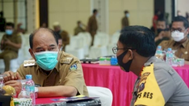 Wali Kota Tebing Tinggi Umar Zunaidi Hasibuan, beebincang dengan Kapolres Tebing Tinggi AKBP Agus Sugiyarso, saat Musrenbang, Selasa (23/03/2021).