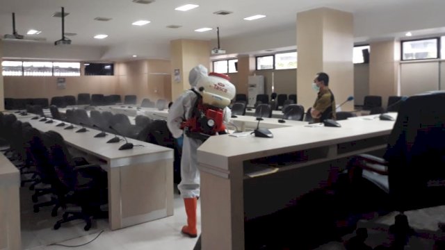 Penyemprotan Cairan Deisenvektan di Ruang Kerja DPRD Kota Makassar, Jumat (22/01/2021).