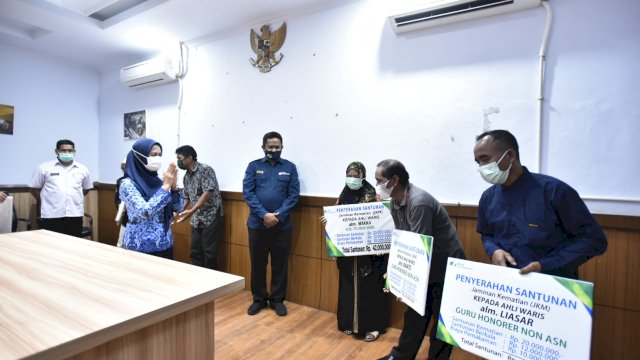Bupati Luwu Utara menyerahkan santunan Jaminan Katian (JKm) BPJS Ketenaga Kerjaan kepada ahli waris pegawai non ASN. Rabu (17/03/2021)