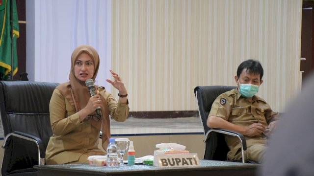 Bupati Luwu Indah Putri Indriani saat membuka Orientasi panitia pemilihan kepala desar serentak se Kabupaten Luwu Utara. Selasa (16/03/2021)