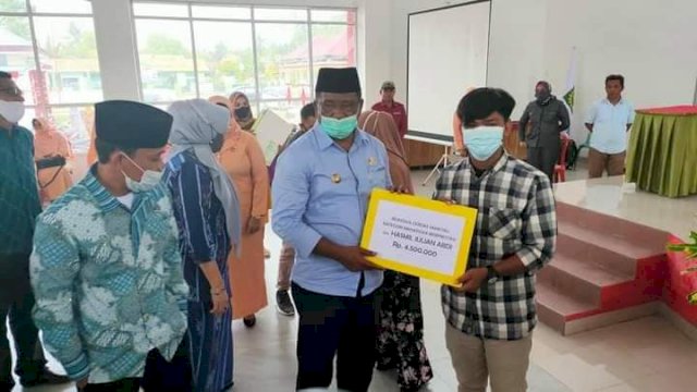 Bupati Buteng Samahuddin saat memberikan Beasiswa SamaTau tahun 2020. Foto: istimewa
