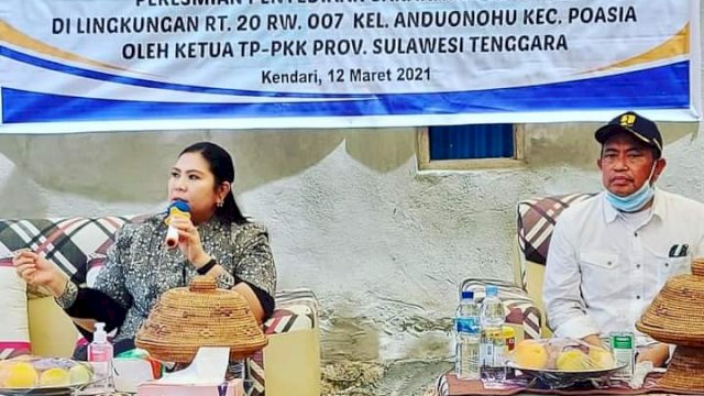 Ketua Tim Penggerak PKK Sultra Agista Ariany (kiri) saat kegiatan peresmian penyedian sarana air bersih. Foto: istimewa