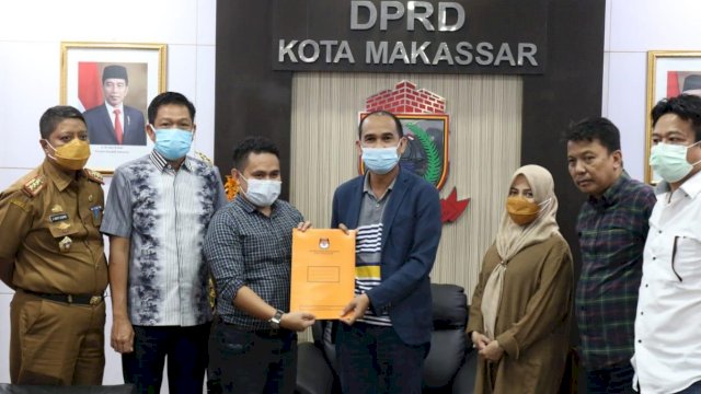 Ketua KPU Makassar Farid Wajdi, menyerahkan salinan penetapan Wali Kota dan Wali mKota Terpilih hasil Pilkada Serentak 09 Desember 2020, kepada Ketua DPRD Makassar Rudianto Lallo, di Ruang Rapat Pimpinan DPRD Makassar, Senin (25/01/2021).