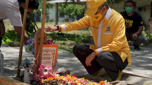 Ketua DPD I Golkar Sulsel Taufan Pawe, berziarah ke Makam Mantan Bupati Luwu Timur di Masamba Luwu Utara, Minggu (28/02/2021).