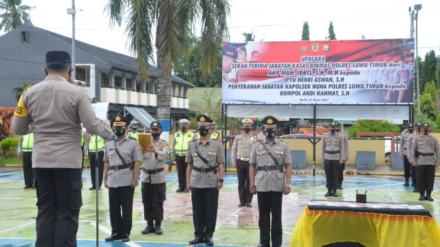 Kapolres Luwu Timur, AKBP Indratmoko memimpin Serah Terima Jabatan (Sertijab) sejumlah Pejabat Utama (PJU) dan Kapolsek, Senin (1/3/2021).