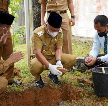 Hari Pertama Kantor, Wabup Budiman Letakkan Batu Pertama Pembangunan Musholla dan Masjid