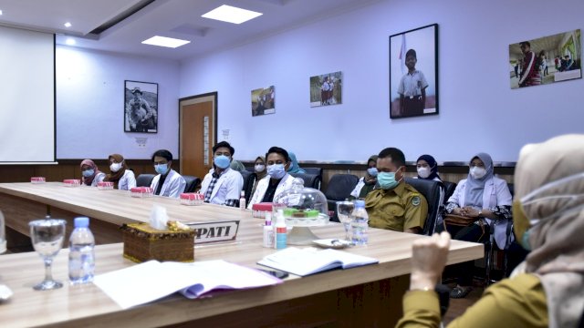 Bupati Luwu Utara Indah Putri Indriani, saat memberikan arahan kepada dokter Intrenship di Command Center Kantor Bupati Luwu Utara. Senin (01/03/2021)