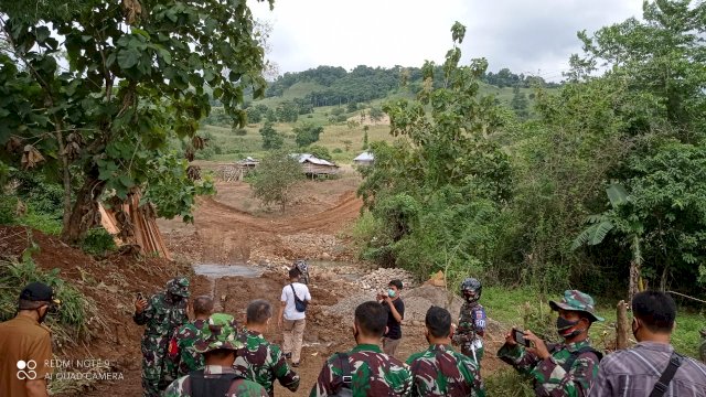 Rombongan tim pelaksana kegiatan TMMD di Kampung Allu, Desa Tanakaraeng, Kecamatan Manuju saat melakukan peninjauan lokasi sebelum dilakukan pengerjaan fisik, Selasa (02/03/2021). (Foto: Rhany)