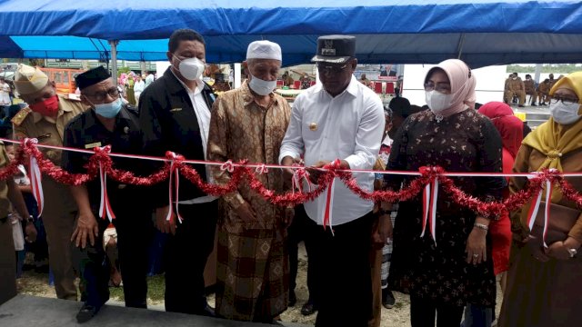 Bupati Buteng H. Samahuddin, SE saat meresmikan Pasar Rakyat Boneoge. Foto: istimewa