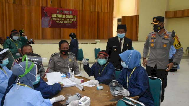 Kapolres dan Bupati Pantau Pelaksanaan Vaksinasi Personil Polres Soppeng