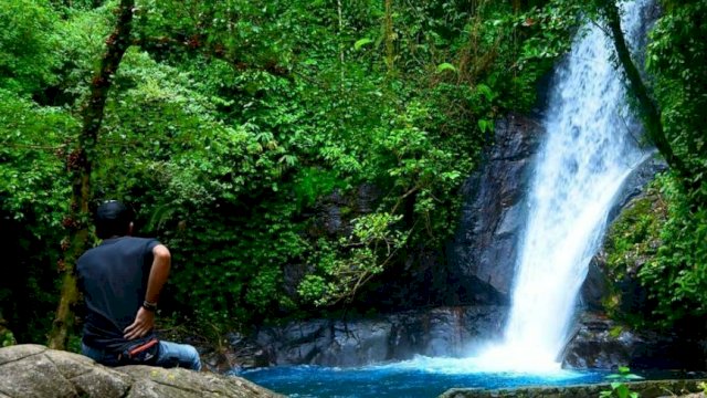 Wisatawan saat menikmati pemandangan alam di Air Terjun Biroro di Desa, Bonto Lerung, Tinggimoncong, Kabupaten Gowa. (Int)