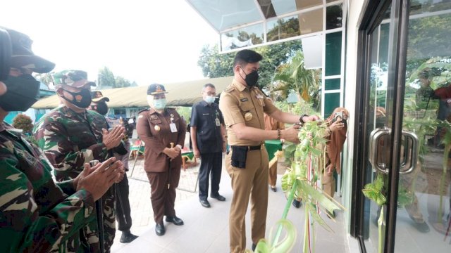Bupati Gowa Adnan Purichta Ichsan, menggunting Pita Peresmian Aula Kodim 1409 Gowa, Rabu (03/03/2021).