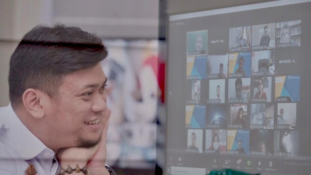 Bupati Gowa Adnan Purichta Ichsan menjadi salah satu pembedah buku "Hukum Administrasi Pemerintahan" karya Guru Besar Fakultas Hukum Universitas Hasanuddin, Prof. Aminuddin Ilmar, yang dilakukan secara virtual, Rabu (03/03/2021). (Istimewa)