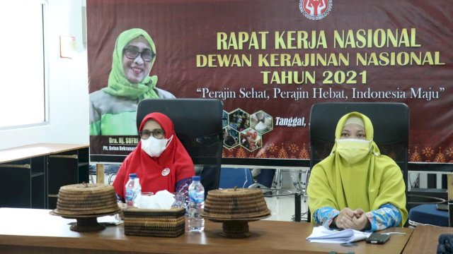 Ketua Dewan Kerajinan Nasional Daerah (Dekranasda) Kabupaten Luwu Timur, Sufriyati didampingi sejumlah pengurus Dekranasda mengikuti Syukuran HUT ke-41 Dekranas Indonesia secara virtual di Aula Media Center Dinas Kominfo, Rabu (03/03/2021).