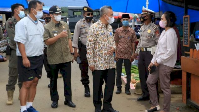 Wakil Bupati (Wabup) Luwu Timur, Budiman turun langsung memantau aktivitas di Pasar Sentral Malili, Kamis (04/03/2021).