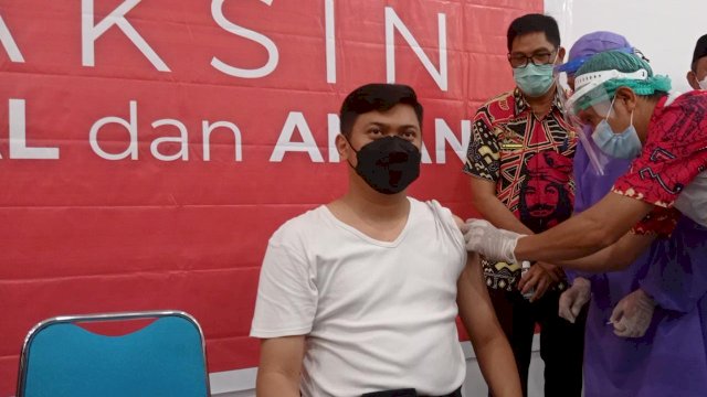 Bupati Gowa Adnan Purichta Ichsan, saat disuntik vaksin Covid-19 oleh petugas kesehatan di Baruga Karaeng Galesong, Kantor Bupati Gowa. (Rhany)
