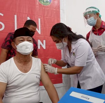 Masuk Kelompok Lansia, Wabup Gowa Antusias di Vaksin Putri Sendiri
