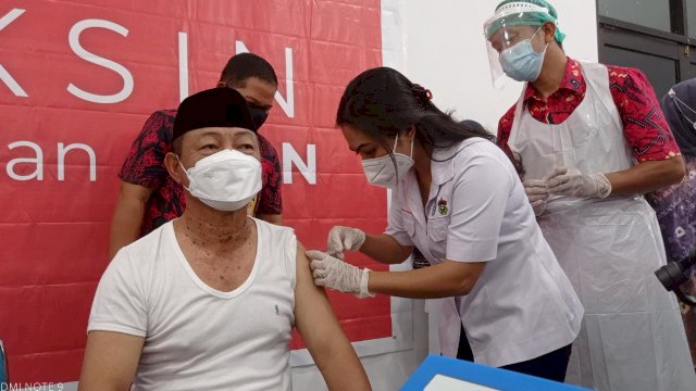 Wakil Bupati Gowa Abd. Rauf Malaganni saat menjalani vaksinasi Covid-19 tahap kedua di Baruga Karaeng Galesong, Kantor Bupati Gowa. (Rhany)