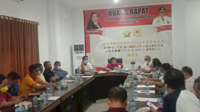 Ketua KONI Sultra Agista Ariany (tengah) saat memimpin rapat persiapan menghadapi PON XX Papua 2021. Foto: istimewa