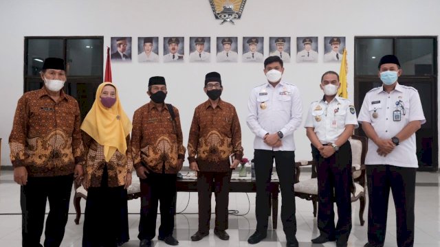 Sejumlah pengurus PWRI Kabupaten Gowa saat berfoto bersama Bupati Gowa Adnan Purichta Ichsan usai membahas rencana Muscab PWRI yang akan berlangsung 24 Maret 2021. (Istimewa)