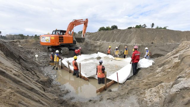 Pembangunan tanggul darurat dengan metode geotextille, pasca banjir bandang di Luwu Utara beberapa waktu yang lalu.