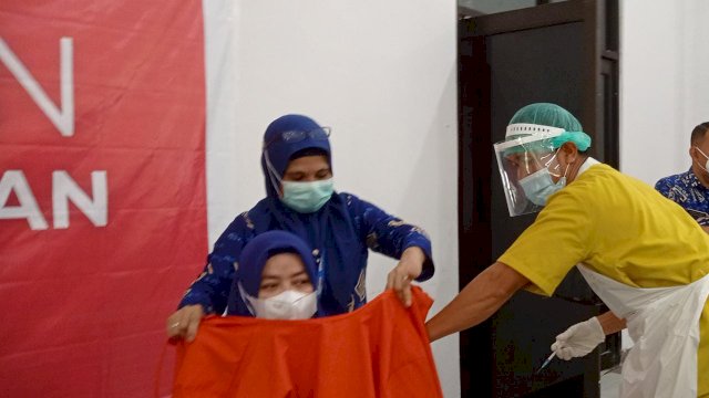ASN Pemkab Gowa saat mengikuti vaksinasi Covid-19 tahap kedua di Baruga Karaeng Galesong, Kantor Bupati Gowa, Jumat (05/03/2021). (Rhany)