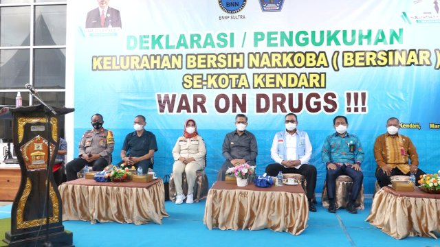 Walikota Kendari Sulkarnain Kadir (tengah) saat acara Deklarasi dan Pengukuhan Kelurahan Bersih Narkoba. Foto: istimewa