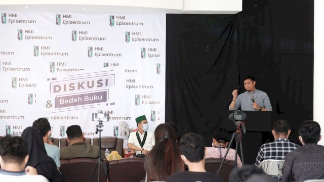 Bupati Gowa Adnan Purichta Ichsan saat menjadi Keynote Speaker pada Bedah Buku Episentrum Intelektual di Unversitas Dipa Makassar, Sabtu (06/03/2021). (Istimewa)