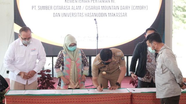 Bupati Gowa Adnan Purichta Ichsan (ketiga kanan) saat melakukan penandatanganan MoU dengan Universitas Hasanuddin yang dilakukan Rektor Unhas Prof. Dwia Aries Tina Pulubuhu (kedua kiri) dalam rangka peningkatan pendidikan dan pengembangan sumber daya manusia.