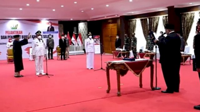 Gubernur Sultra Ali Mazi saat mengambil sumpah Bupati Muna Barat Ahmad Lamani dan Pj.Bupati Konawe Selatan Andi Tendri Silondae. Foto: Akbar Tanjung