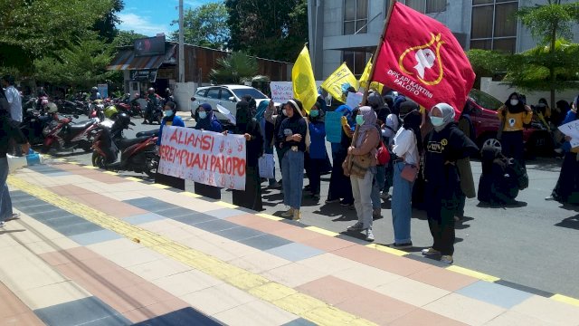 Puluhan mahasiswa dari Aliansi Perempuan Palopo (APP) melakukan aksi di depan Mapolres Kota Palopo, Senin (8/3/2021).