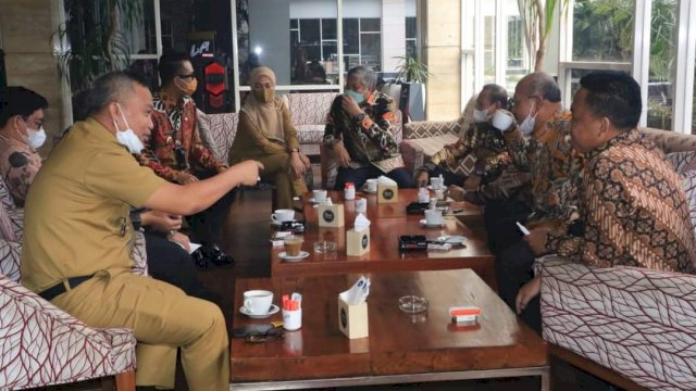 Wakil Bupati Luwu Timur, Budiman dibanjiri ucapan selamat saat menghadiri acara Forum Percepatan Investasi, Perindustrian, Perdagangan dan Pariwisata (Pinisi Sultan) di Hotel Four Points By Sheraton, Makassar, Senin (8/3/2021).