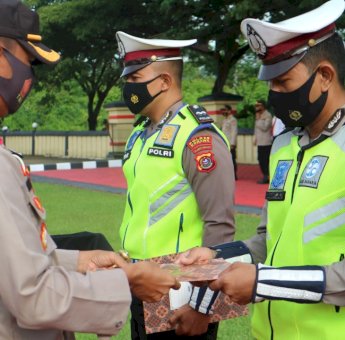Dianggap Berprestasi, Lima Anggota Polisi di Konawe Dapat Penghargaan dari Kapolres
