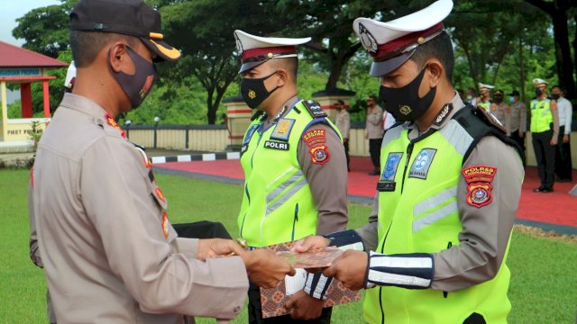 Kapolres Konawe, AKPB Yudi Kristanto memberikan penghargaan kepada lima anggotanya. Foto: Susi A