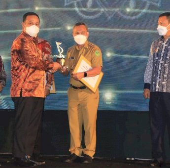 Jadi Kabupaten Pelopor Inovasi Perindustrian, Luwu Timur Terima Award Pinisi Sultan Award 2021