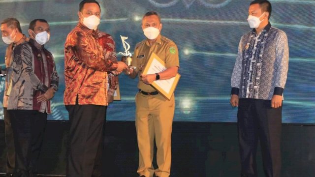 Kabupaten Luwu Timur berhasil mendapat Award Pinisi Sultan 2021 sebagai Kabupaten Pelopor Inovasi Sektor Perindustrian, Forum Percepatan Investasi, Perdagangan, dan Pariwisata Sulawesi Selatan (Pinisi Sultan) di Ballroom Lily Hotel Four Points Sheraton, Makassar, Senin (8/3/2021).