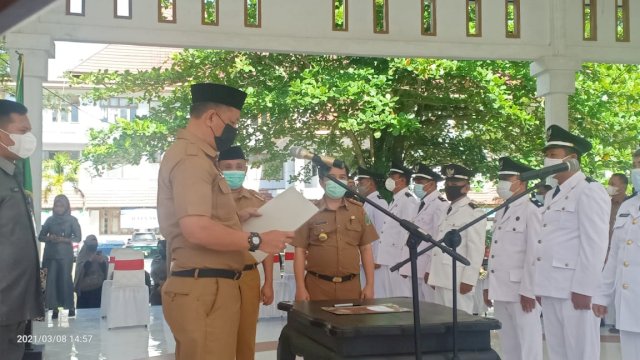 Sekab Konawe Ferdinand Sapan saat melantik 13 Lurah. Foto: Susi A